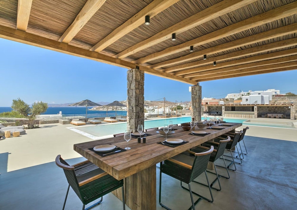 Villa With Resort Style Pool