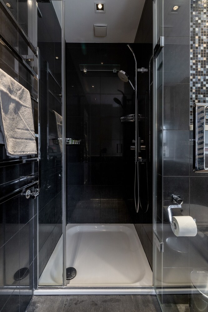 Stylish 2BR 2BA by the Heart of Soho