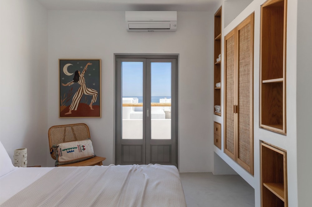 Siora of Paros - Ammiralis & Castelis