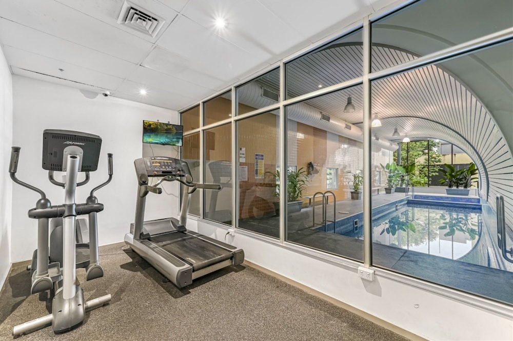 Melbourne CBD 2BR Apt With Pool & Gym Access