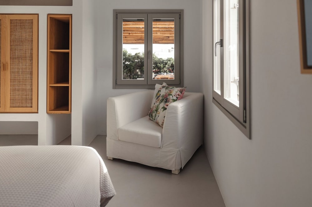 Siora of Paros - Malatesta & Piccolo