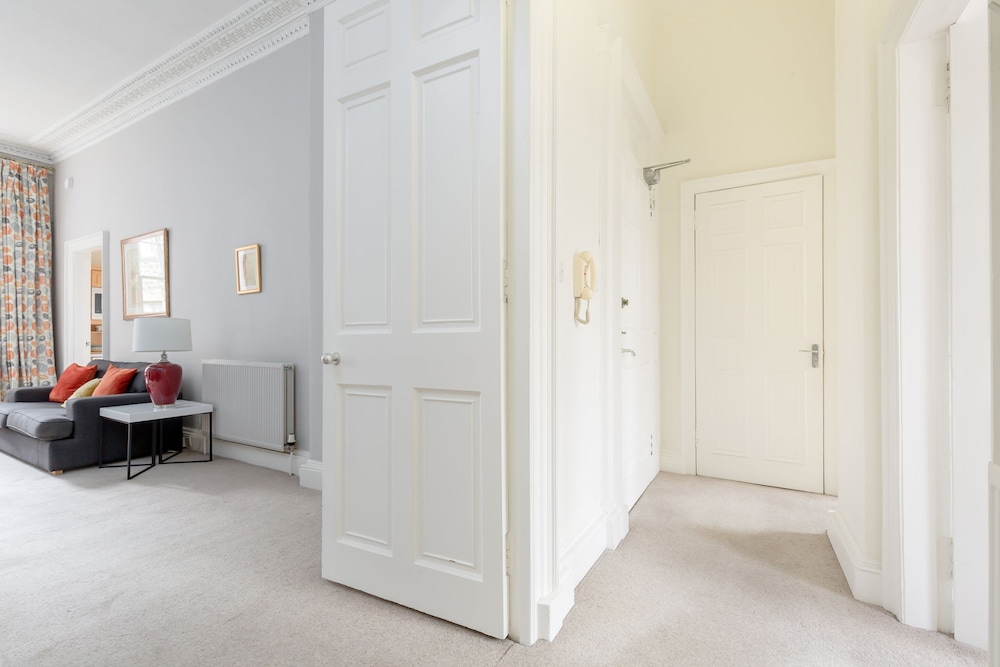 Light and Spacious 2 Bedroom Flat in Heart of Edinburgh view 5