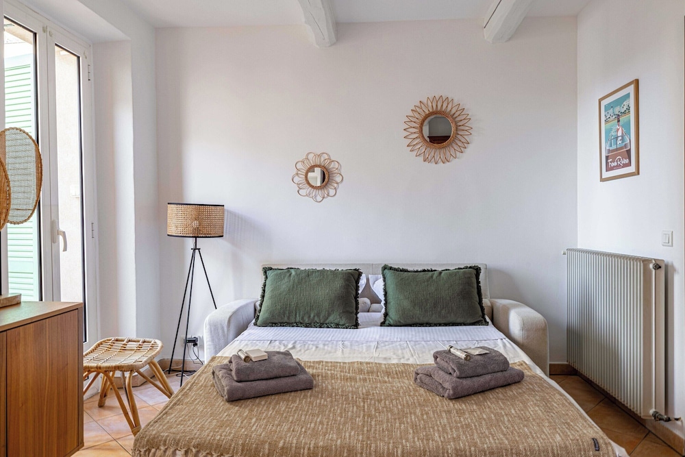 Charming Apartment in the Heart of Le Suquet view 3