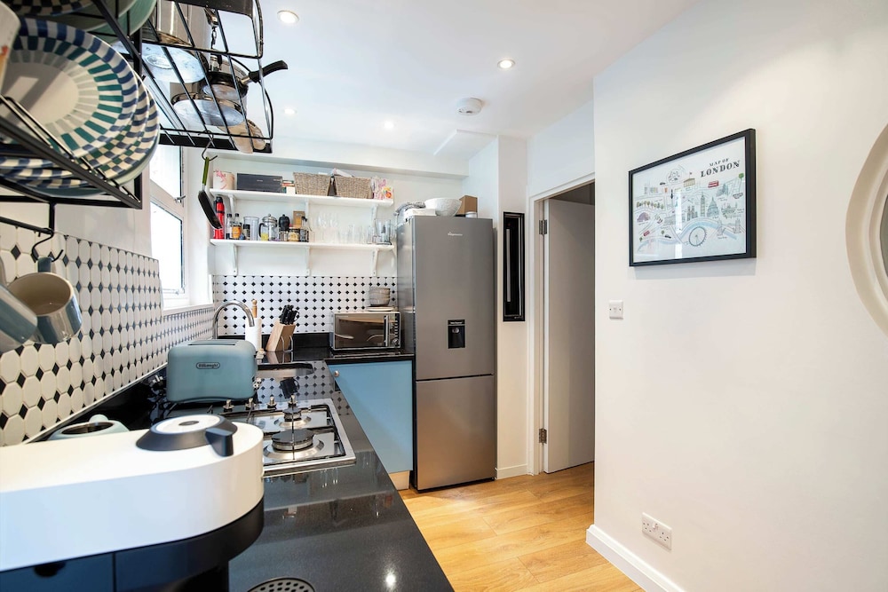 Elegant Two Bedroom Flat in Redcliffe Gardens