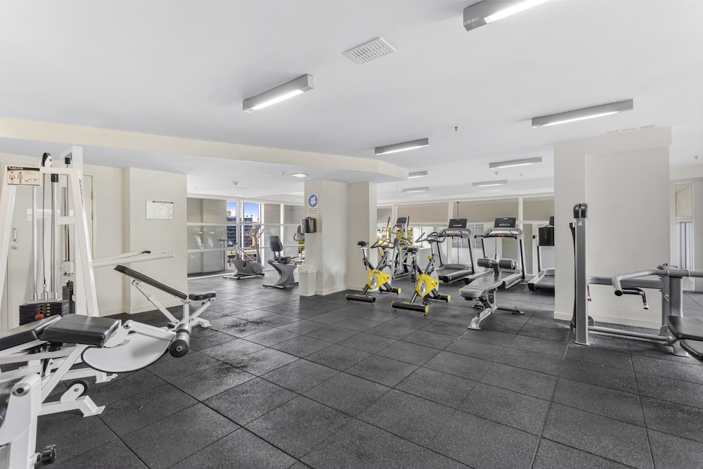 High-floor 2-bed CBD Unit With Views & Amenities