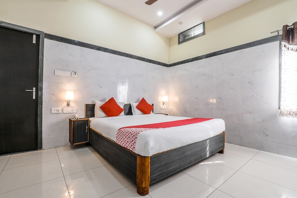 OYO Flagship 9352 Hotel SRC Grand