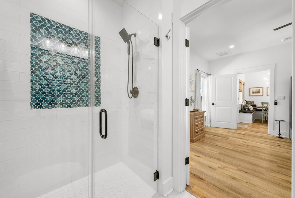 Beach House - 6th Street Retreat by PHG