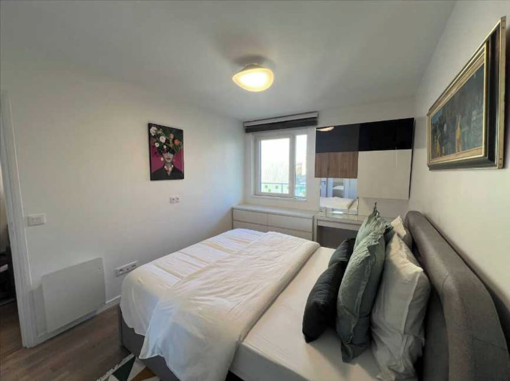 Flat With Balcony 4p/1bdr Near La Defense