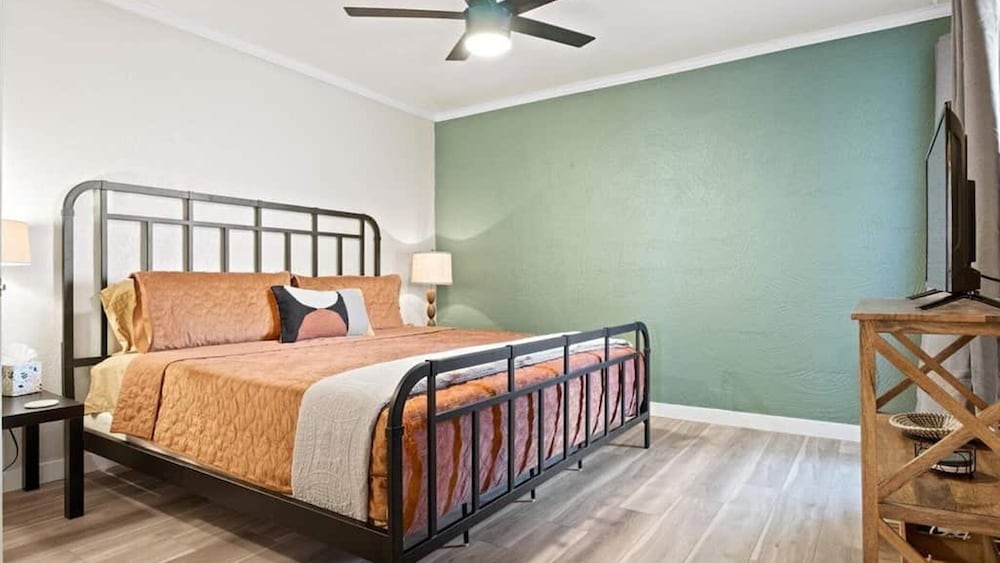 Modern and Sophisticated Old Town Scottsdale Gem!