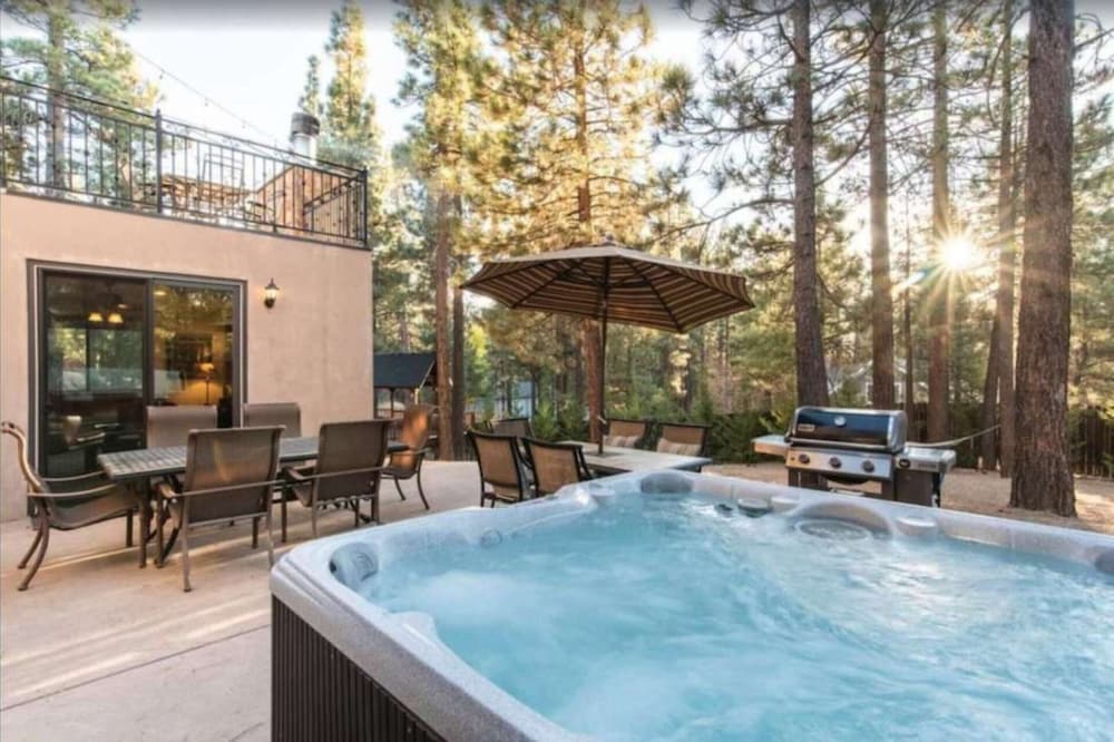 Big Bear Castle by Avantstay Private Home in Great Big Bear Location w/ Hot Tub