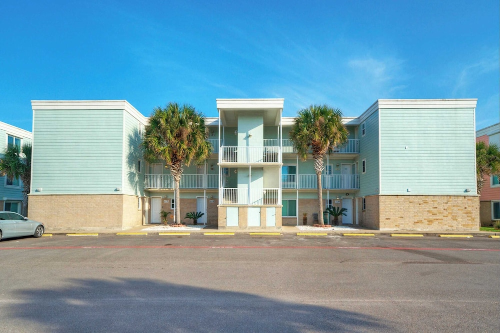 Sleeps 16 2 Beachfront Condos, Pool+pickleball+tennis Island Retreat Complex