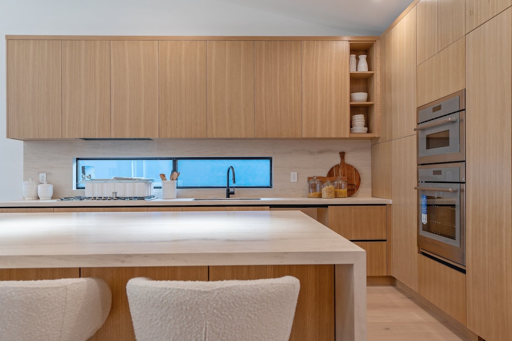 Noble Modern - Urban Sanctuary in Sherman Oaks With Poolside and Patio