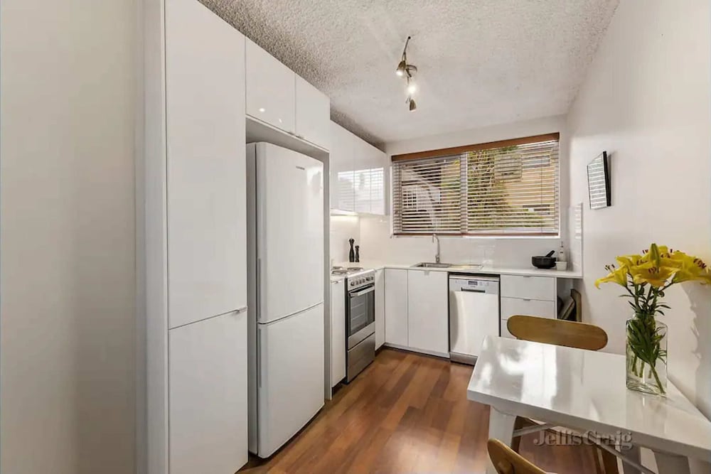 Well-appointed Sunny 2 Bedroom Apartment in Northcote With Parking