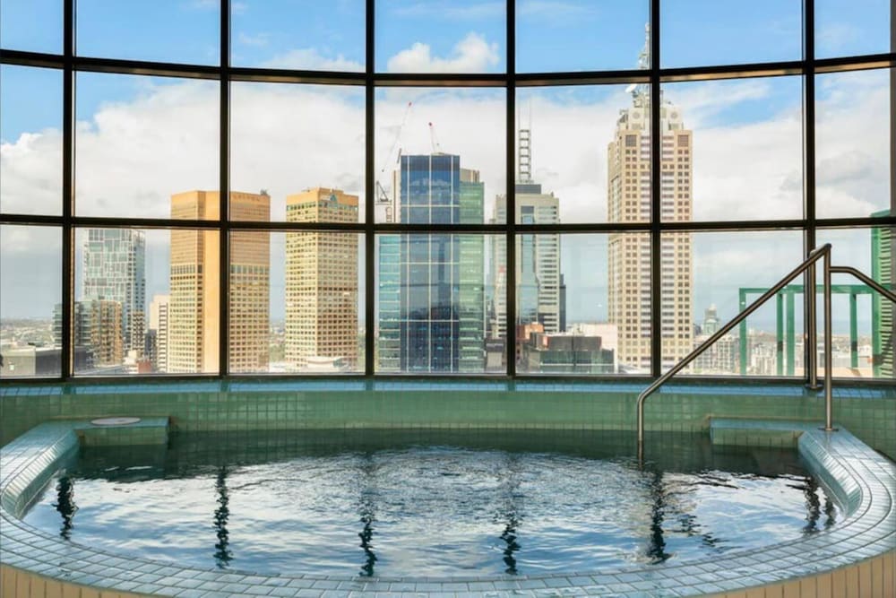 Spacious 3-bed Unit in Melbourne CBD w/ Pool & Gym