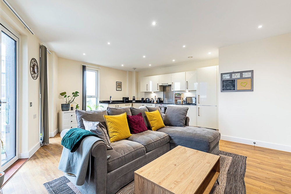 Vibrant London Canal Apartment