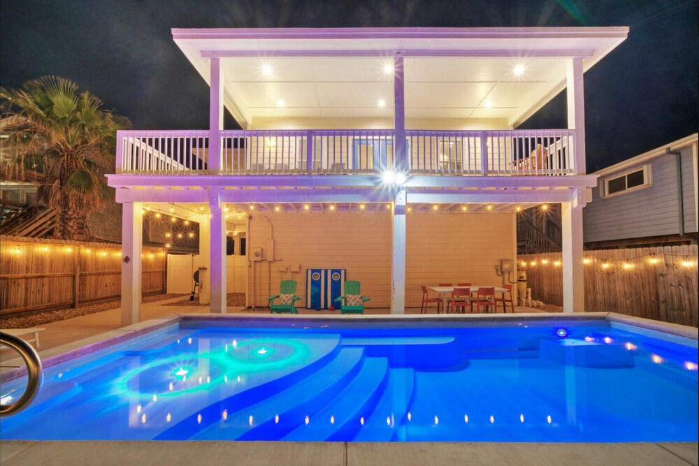 Priv Pool & Yard w/ Putting Green! Newly Remodeled Always Sunny by Avantstay view 2