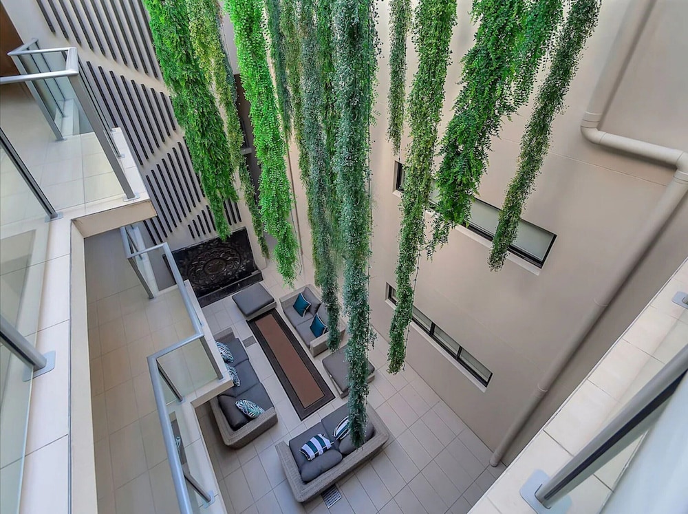 Coastal 2-bed With Parking & Pool by the Ocean