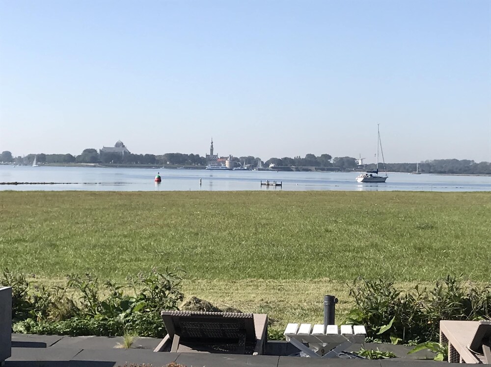 Cosy Holiday Home on Lake Veere view 5