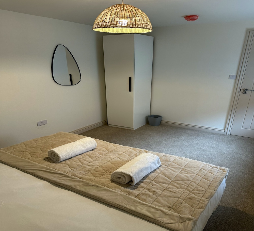 Cotswolds Large 4 Bed House Parking-Wifi view 2