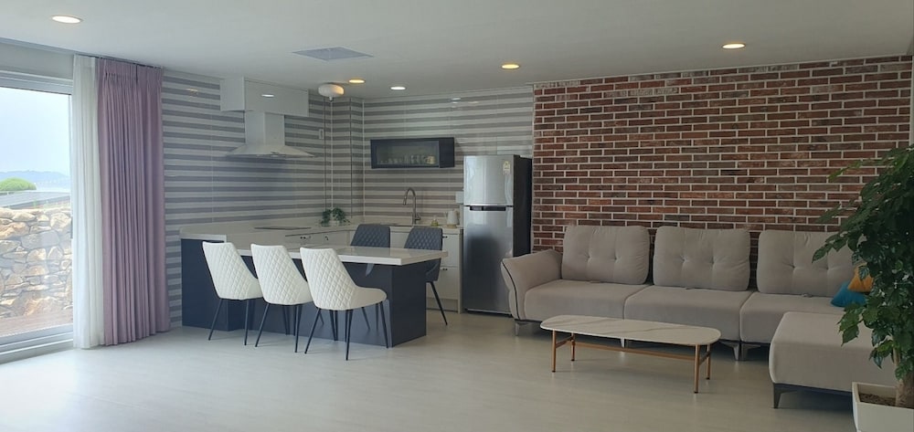 Incheon Vacations - Ganghwado Mare Seawater Poolvilla - Property Image 4