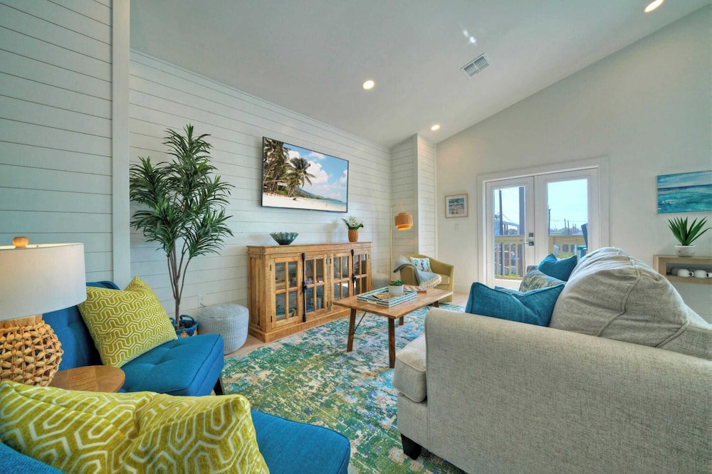 Sleeps 22 2 Homes w/ Private Pool + Patio Walkable Location, Golf Cart Zone