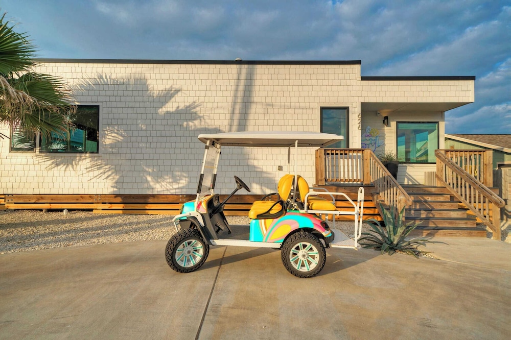 Sleeps 20 2 Modern Homes w/ Private Pool, Deck+patio 3-min Walk to the Beach