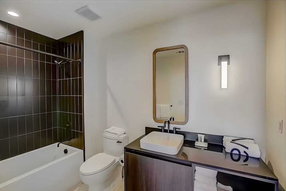 The Emma Penthouse: Modern 2BR Condo, Steps From Rainey St. & Lady Bird Lake