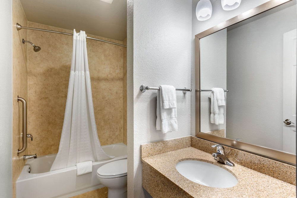 Econo Lodge Inn & Suites Socorro view 3
