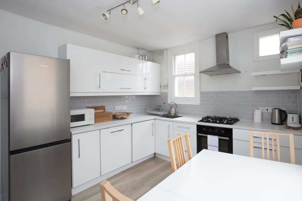 Bright and Airy 3 Bedroom Maisonette in South London