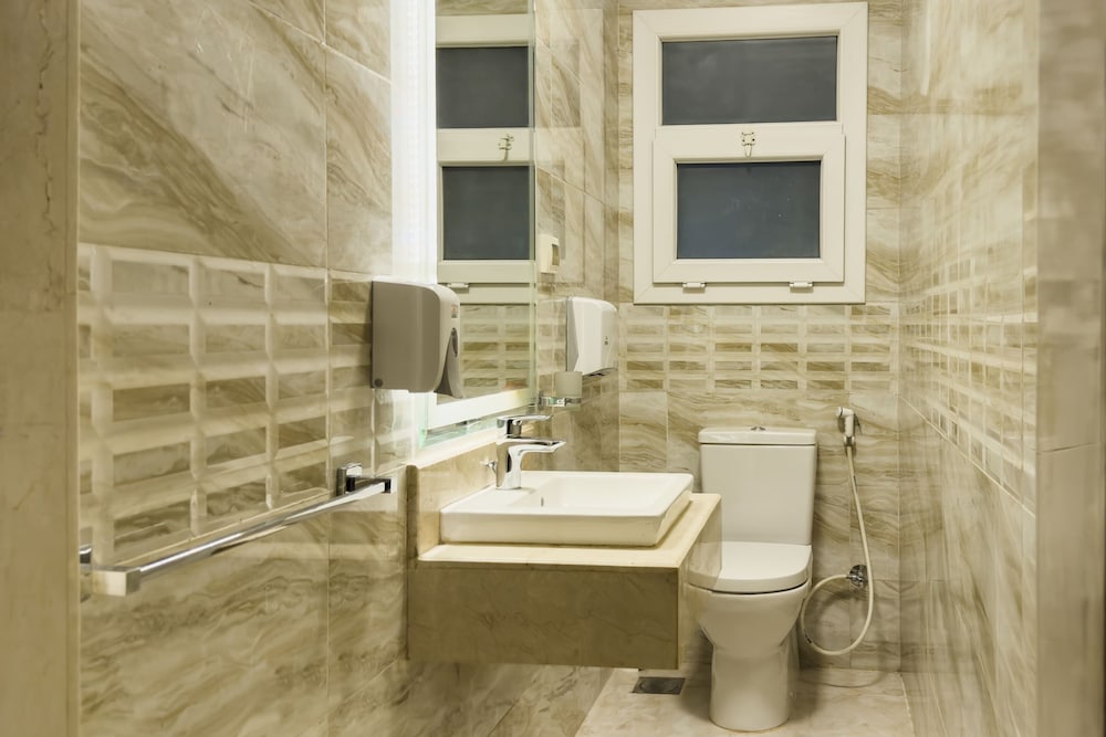 Fresh & Fabulous 2bdr - 5 min to Airport