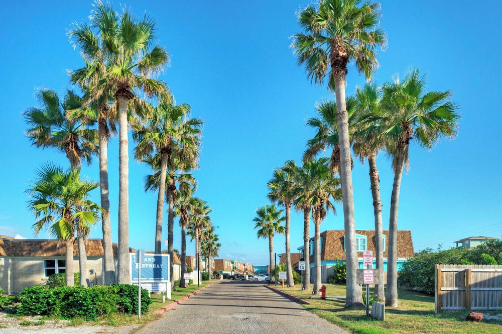 Sleeps 22 3 Condos in Beachfront Complex w/ Pool, Pickleball Island Retreat