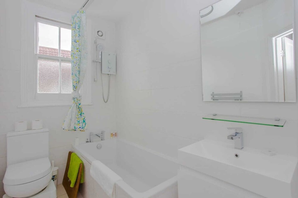 Bright and Airy 3 Bedroom Maisonette in South London