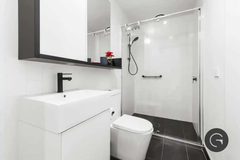 Bright 1 Bedroom Apartment in St Kilda view 4