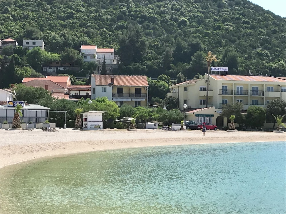 Spacious and Modern Apartment on the Beach in Klek