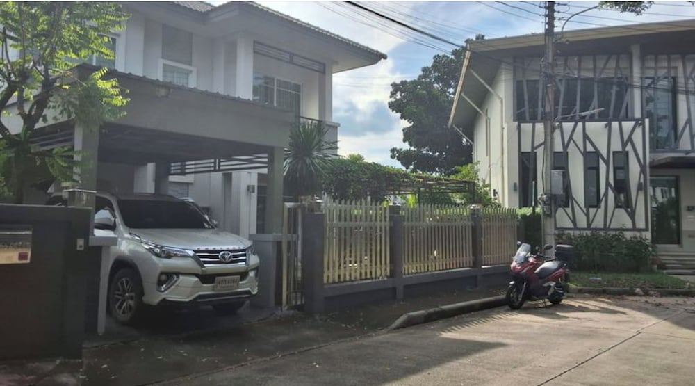 Spacious Entire House With Shared Fitness Room and Shared Indoor Pool in Club