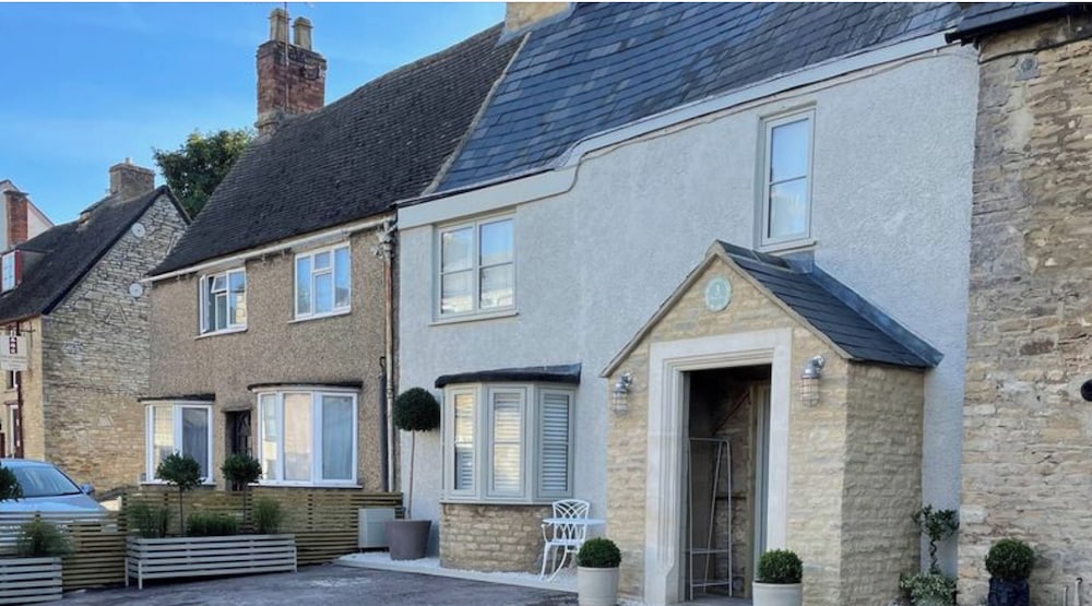 Cottage on High Street, own Parking and EV Charger