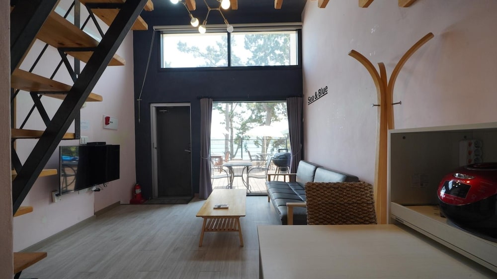 Yeosu Sea&blue Family Pension