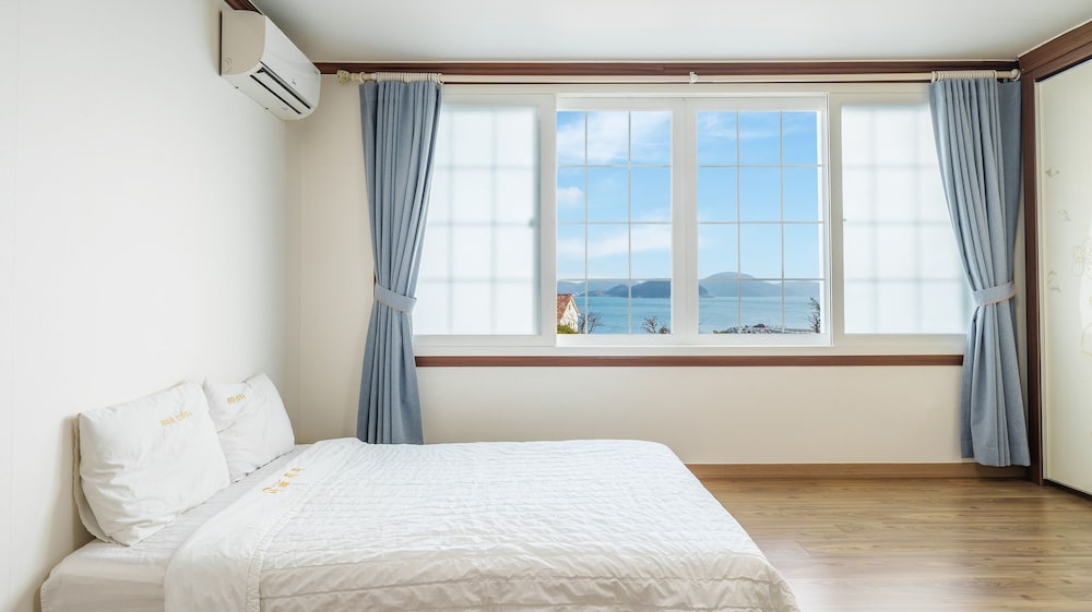 Geoje Kkachi and Santorini Pension