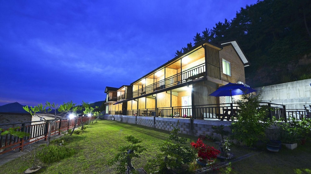 Yeosu Hwangto Pension