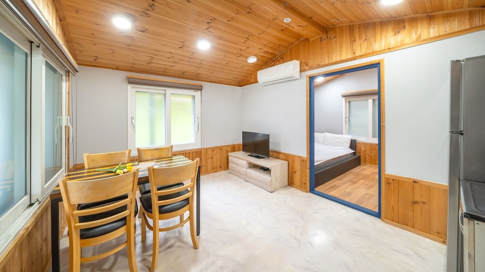 Gapeyong Fourseason Pet Glamping Caravan