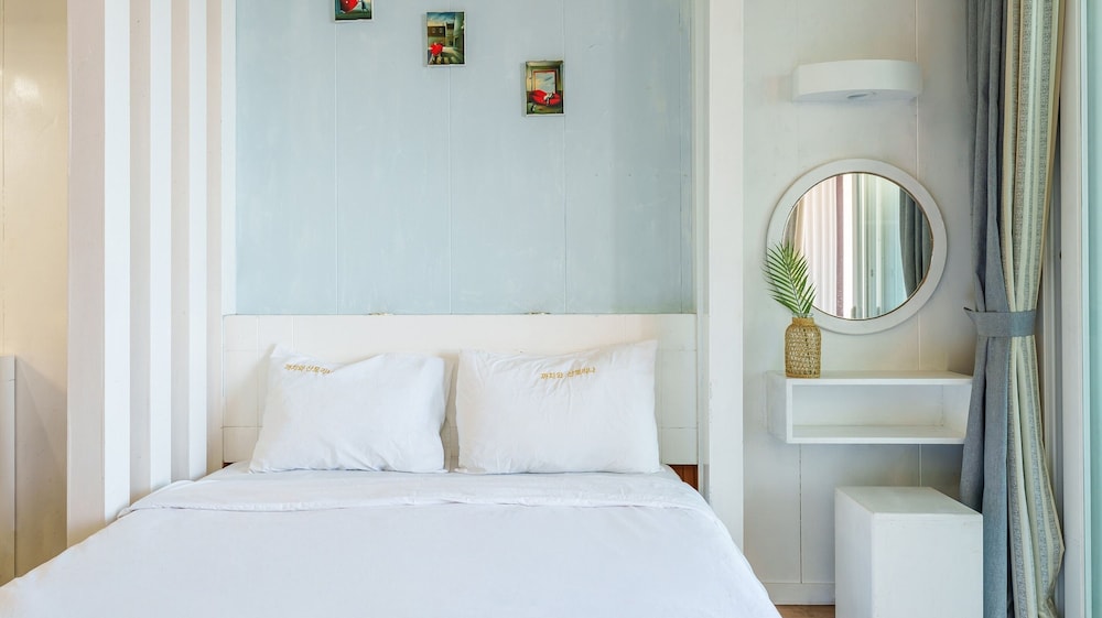 Geoje Kkachi and Santorini Pension