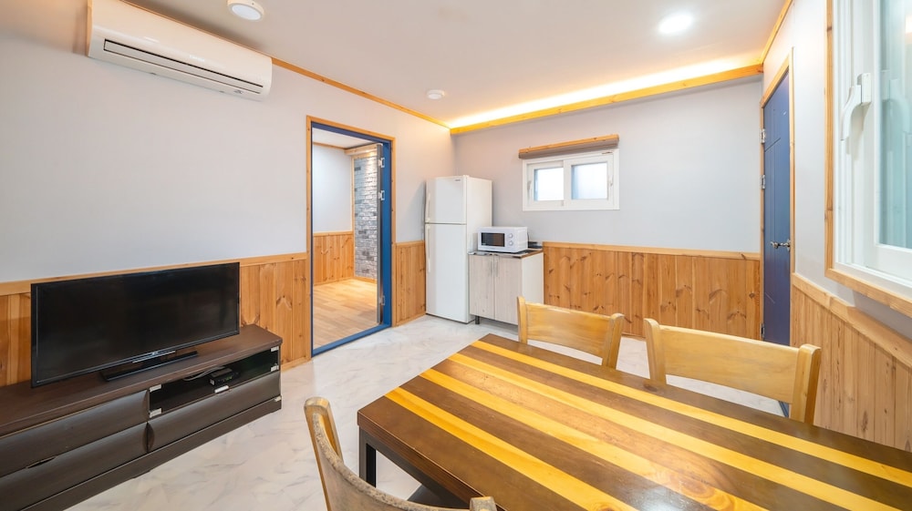 Gapeyong Fourseason Pet Glamping Caravan