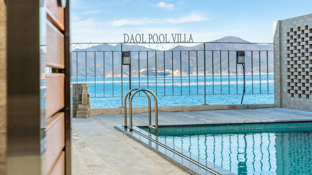 Geoje Daol Pool Villa Pension