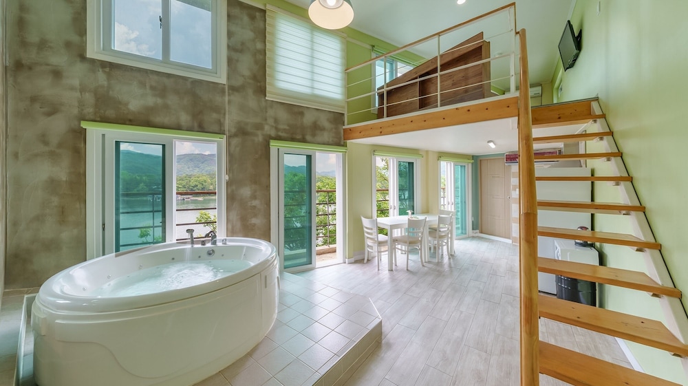 Gapyeong Nami Island Pet-friendly Spa Pe
