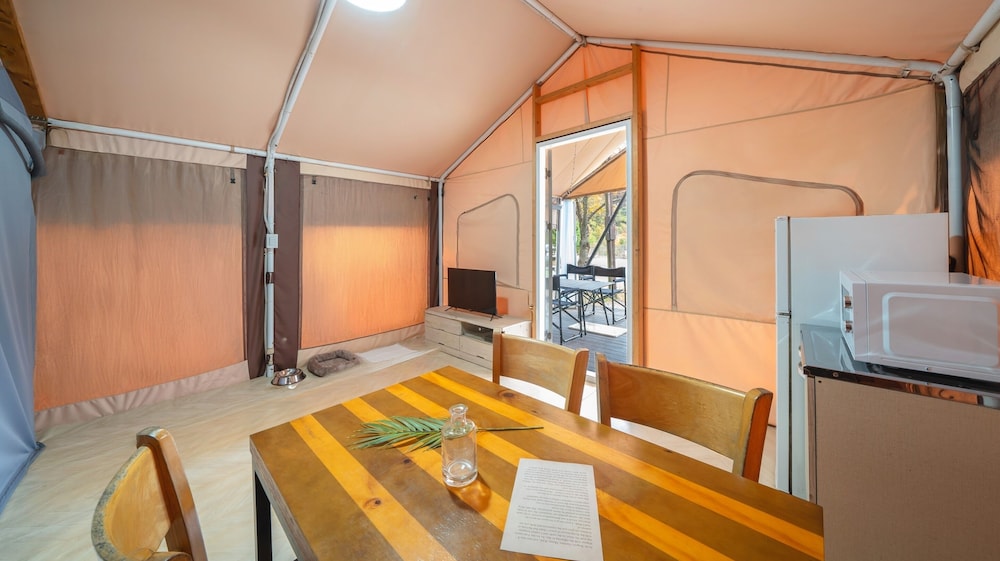Gapeyong Fourseason Pet Glamping Caravan