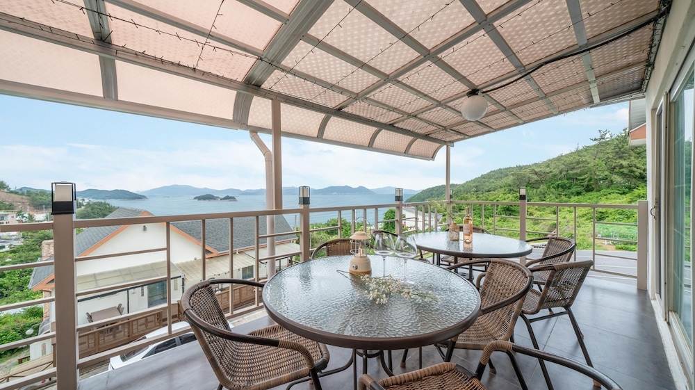 Yeosu Dulggot Pension