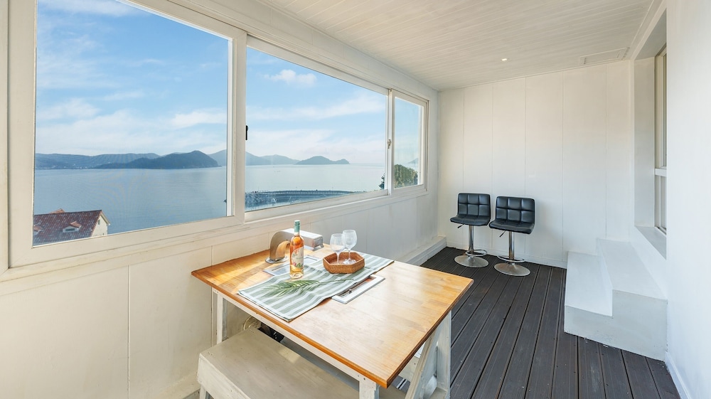 Geoje Kkachi and Santorini Pension