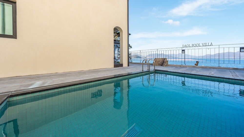 Geoje Daol Pool Villa Pension