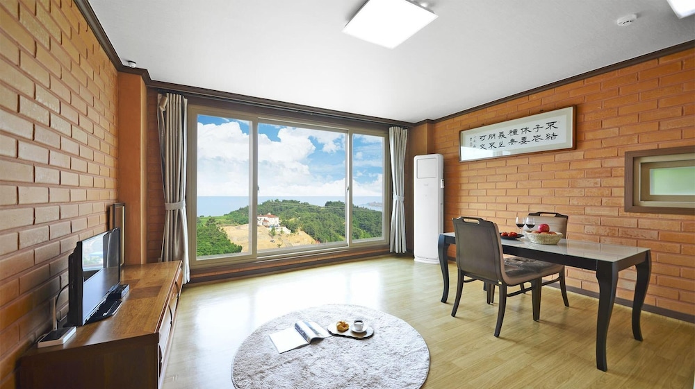 Yeosu Hwangto Pension