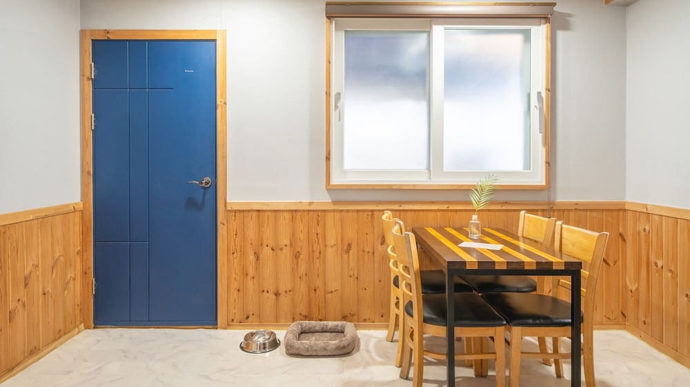 Gapeyong Fourseason Pet Glamping Caravan